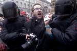 Uropoliti slog hårdt ned på demonstranterne og på de pressefolk der dækkede begivenheden. Her anholdes en fotograf i St. Petersborg. 
