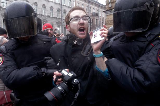 Uropoliti slog hårdt ned på demonstranterne og på de pressefolk der dækkede begivenheden. Her anholdes en fotograf i St. Petersborg. 