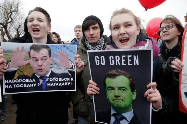Hundredtusinder af russere gik på gaden rundt om i det 11 tidszoner store land for at protestere mod korruption, præsident Vladimir Putin og ministerpræsident Dmitrij Medvedev. Her demonstranter i Skt. Petersborg.  