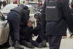 Politifolk hjælper en såret kollega efter demonstrationerne i Moskva. 