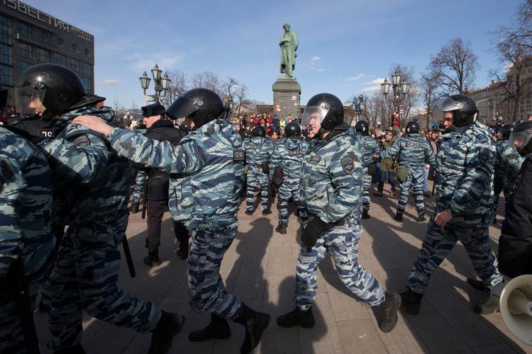 Der var massivt opbud af politi, da oppositionen søndag demonstrerede på Pusjkinpladsen i Moskva. 