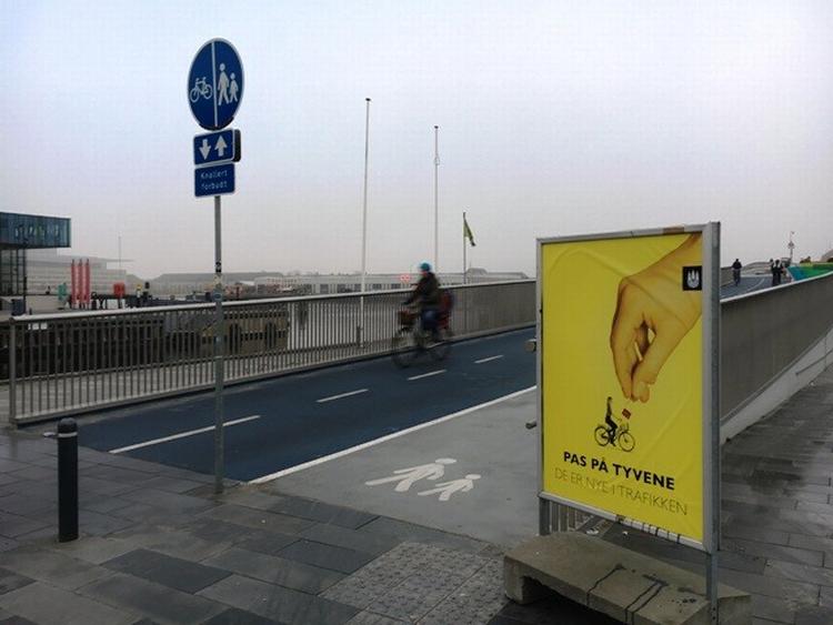 Kampagnen advarer mod langfingrede tyves kurvekup på byens cykelstier. Den er sat op ved flere af de travleste cykelstrækninger i hovedstaden. 