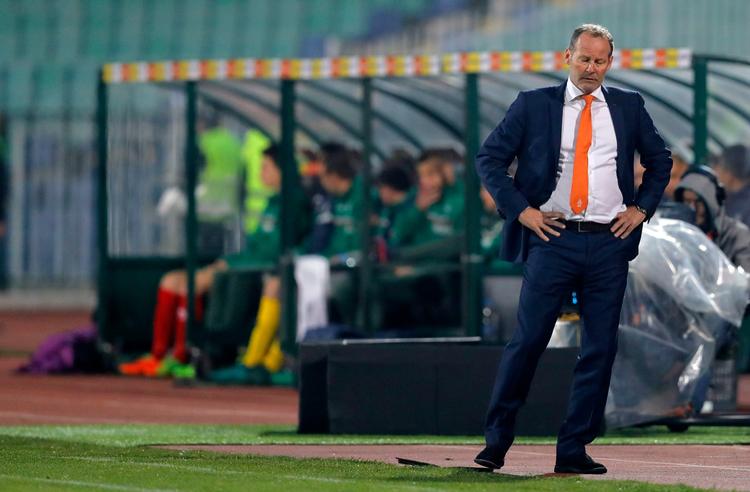 Danny Blind holdt under to år som landstræner.  