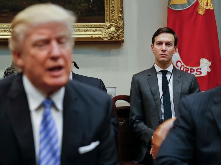Kushner er en af Trumps nære rådgivere og var det også under valgkampen forud for præsidentvalget.
Han er gift med Trumps datter Ivanka. 