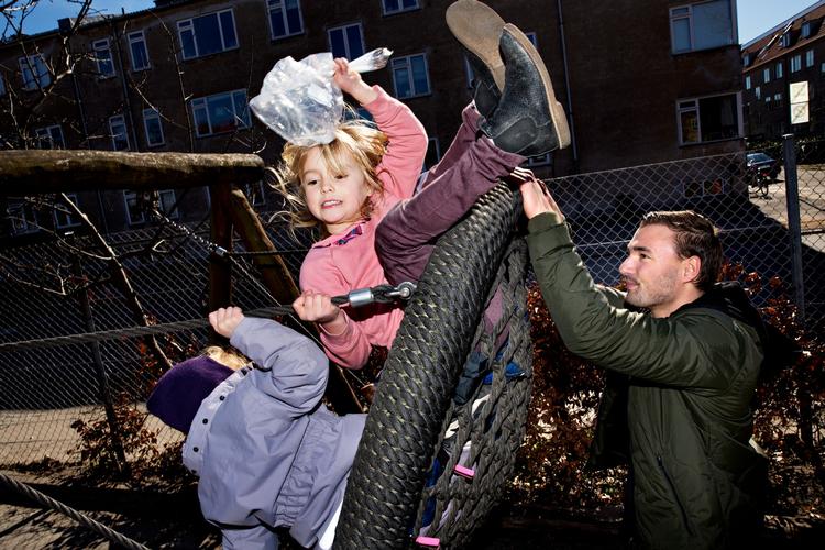 
Pædagogmedhjælper Anders Brandrup holder gang i den store gynge på legepladsen.  