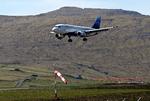 Indflyvningen til Færøernes Vagar lufthavn foregår tæt på bjergene.  