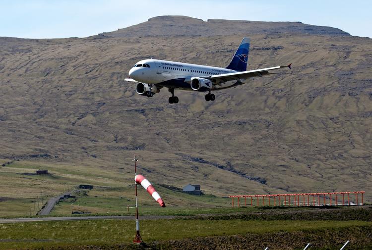 Indflyvningen til Færøernes Vagar lufthavn foregår tæt på bjergene.  