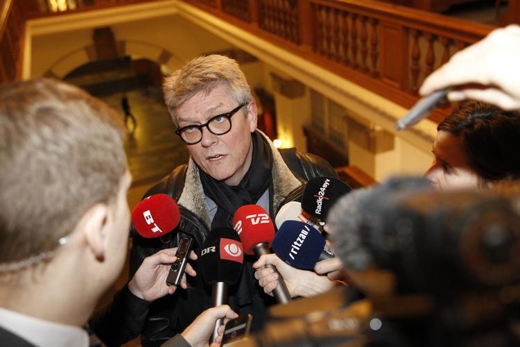 RB PLUS SF-bagland revser Dong-oprørere