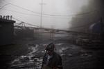 Kulminearbejderen Scott Tiller på vej ned i en mine i Welch i West Virginia. (AP Photo/David Goldman) 