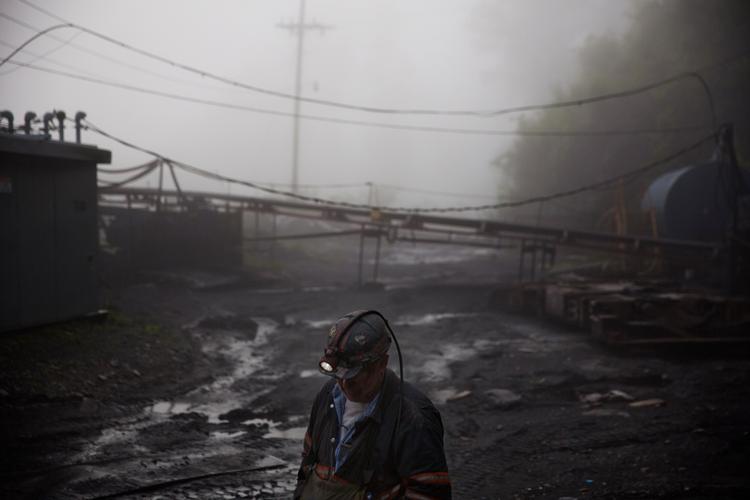Kulminearbejderen Scott Tiller på vej ned i en mine i Welch i West Virginia. (AP Photo/David Goldman) 