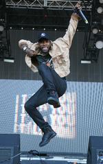 Tory Lanez forstår at lave gode fotoøjeblikke. (Foto: Jack Plunkett/Invision/AP) 