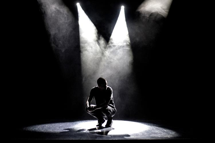 Den danske sanger Alex Vargas er aktuel med sit debutalbum 'Cohere'. Til februar skal han spille i Royal Arena. 