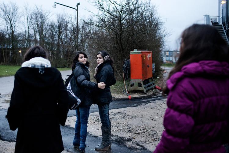 I november 2012 forsøgte fire afghanske teenagepiger simultant at tage deres eget liv på to sjællandske asylcentre. De og deres familier havde fået afslag på asyl. Her er de sammen på Center Auderød i Frederiksværk.  