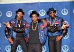 Run DMC poserer på den røde løbet ved Grammy-uddelingen i  New York City i 1988.  