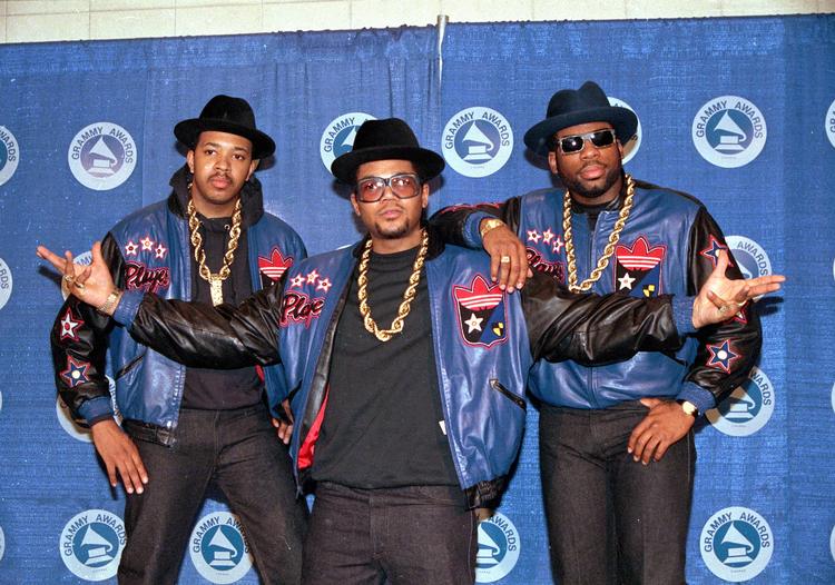 Run DMC poserer på den røde løbet ved Grammy-uddelingen i  New York City i 1988.  