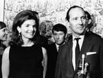 Jacqueline Kennedy fotograferet sammen med David Ormsby Gore i 1966. En samling af breve mellem parret bliver i dag solgt på auktion. Brevene afslører, at Ormsby Gore friede til Jackie Kennedy, men at hun afslog. 