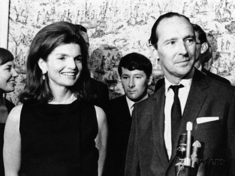 Jacqueline Kennedy fotograferet sammen med David Ormsby Gore i 1966. En samling af breve mellem parret bliver i dag solgt på auktion. Brevene afslører, at Ormsby Gore friede til Jackie Kennedy, men at hun afslog. 