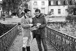 I Frankrig er skuespilleren Pierre Niney et kendt navn. Her er han sammen med François Ozon under indspilningen af Frantz.  