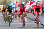 Alexander Kristoff knytter næven i triumf, mens Edward Theuns til højre for ham må nøjes med at være tæt på. Foto: Tim De Waele-. 