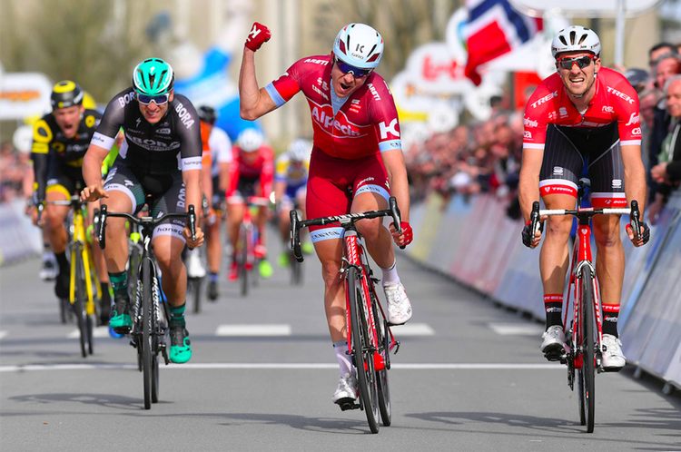 Alexander Kristoff knytter næven i triumf, mens Edward Theuns til højre for ham må nøjes med at være tæt på. Foto: Tim De Waele-. 