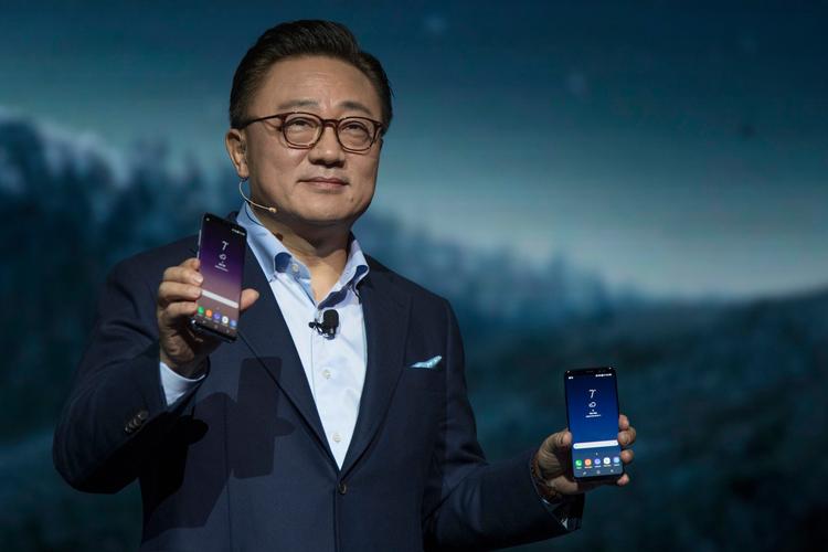 Samsungs topchef for mobil-divisionen, D.J. Koh, præsenterede den nye GALAXY S8-telefon i New York efter et år med en del hårde udfordringer for firmaet. (Foto: Samsung) 