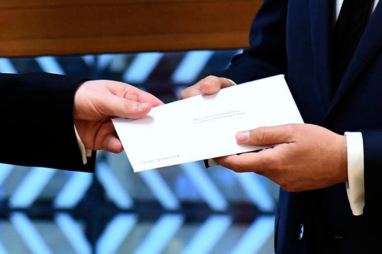 Formanden for Det Europæiske Råd har modtaget Storbritanniens  udmeldelse. Storbritannien melder sig officielt ud af EU med brevet, der er underskrevet af premierminister Theresa May. 