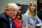 Ivanka Trump sammen med sin far. 