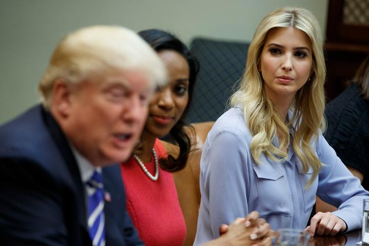 Ivanka Trump sammen med sin far. 
