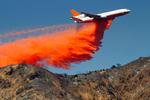 Et DC-10 tankfly, kaster slukningsvand på en skovbrand i San Gabriel-bjergene i Azusa. 24. september, 2013 