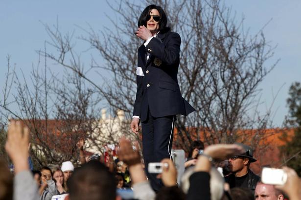Michael Jackson vinker til sine fans under retssagen mod ham i Santa Maria. 16. januar, 2004. 