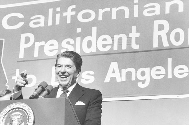 Præsident Ronald Reagan taler ved et møde på Pierce College i Woodland Hills, Los Angeles. 5. november, 1984 