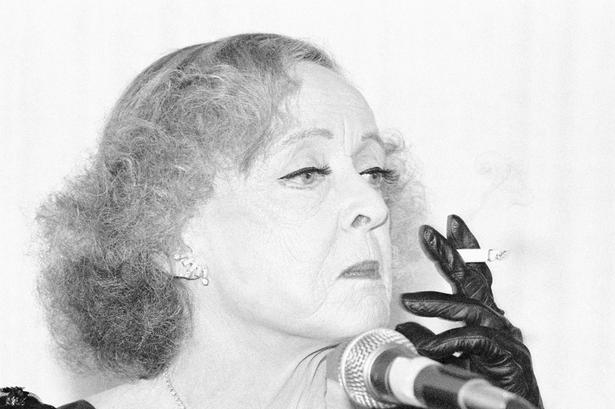 Den verdensberømte skuespiller Bette Davis ryger en cigaret under en prisuddeling i Beverly Hills. 6. april 1982  