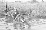 Tre sydvietnamesiske soldater krydser en kanal. 11. marts, 1972.  