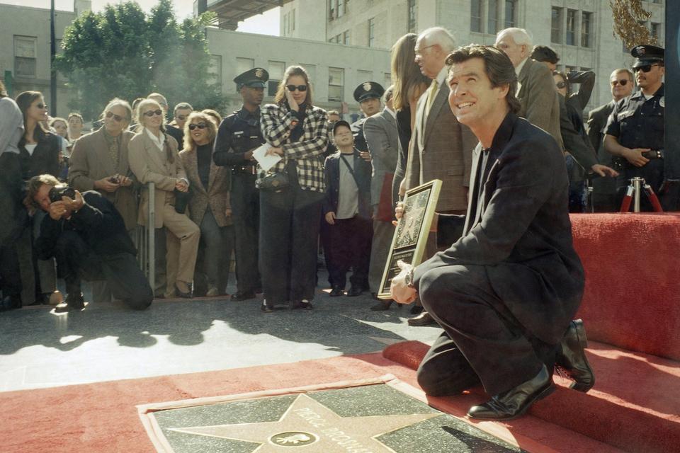 Skuespilleren Pierce Brosnan får stjerne nummer 2,099 på Hollywood Walk of Fame, Los Angeles. 3. december, 1997.  