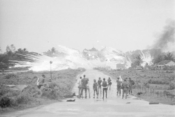 Napalm brænder ved den vietnamesiske landsby Trang Bang, Vietnam. 8. juni 1972.  