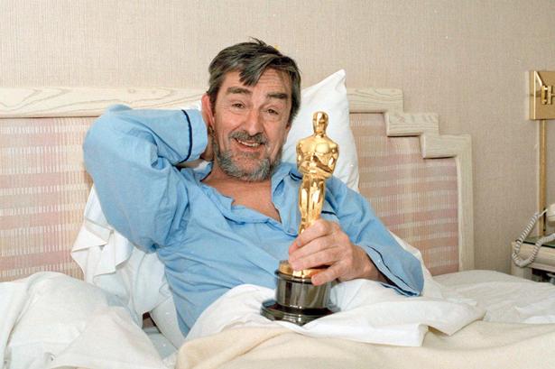 Den danske filminstruktør Gabriel Axel med sin Oscar på Beverly Hilton Hotel. 21. april, 1988. 