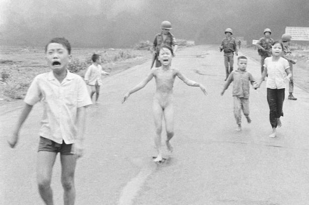 9-årige Kim Phuc, i midten, græder efter at være blevet ramt af napalm nær den vietnamesiske by Trang Bang. AP's Nick Ut tog det ikoniske billede 8. juni, 1972, efter et fly havde bombet Kim Phucs landsby. Efterfølgende bragte han pigen til et hospital. Billedet indbragte Nick Ut Pulitzer-prisen. 