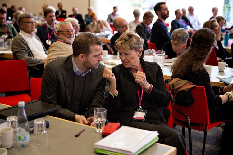 Lone Dybkjær i samtale med politisk leder Morten Østergaard på Det Radikale Venstres nytårsstævne i Nyborg på Fyn.  