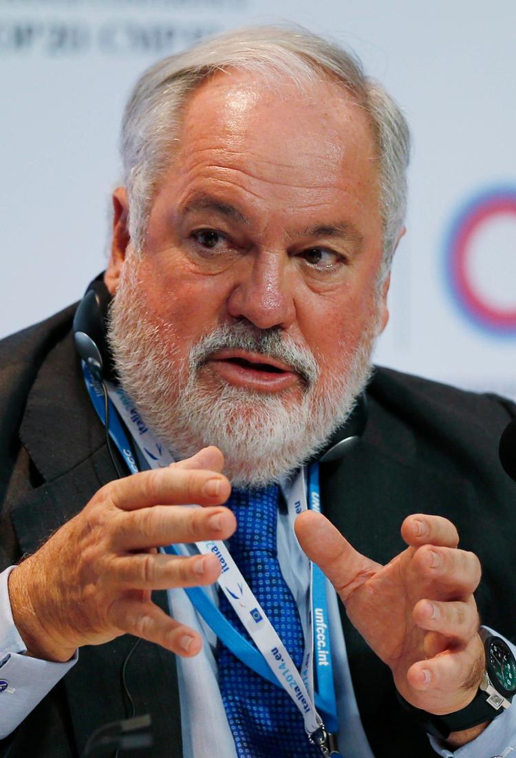 »Vi vil ikke slække på det, selv om USA for øjeblikket glider af på, hvad det tidligere har forpligtet sig til«, siger EU's klimakommissær, Miguel Arias Cañete,  