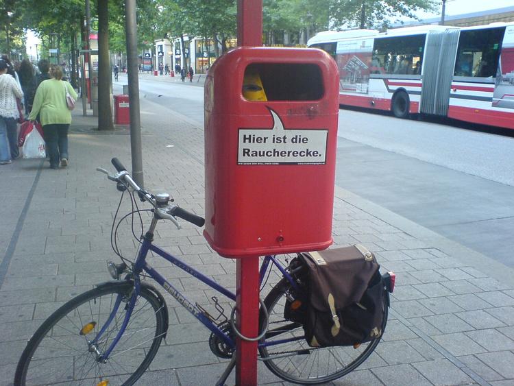Denne  skraldespand har et budskab til Hamburgs gæster.  Den fortæller, at her er rygehjørnet. 
 
