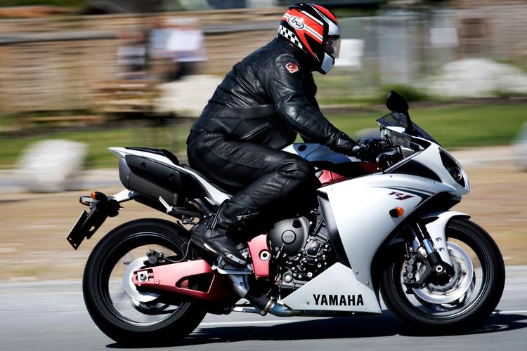 Rolig nu. Både Vejdirektoratet og Rådet for sikker trafik opfordrer motorcyklisterne til at holde tempoet nede - og at være bevidst om, at bilisterne har svært ved at se dem. Arkivfoto Martin Lehmann