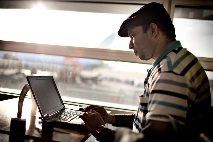 Et sidste tjek af mails på den bærbare inden flyafgang. Det bliver umuligt på de flyvninger, hvor elektronisk udstyr skal ned i den indtjekkede bagage.  