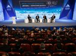 Fra venstre ordstyrer Geoff Cutmore, 
Finlands præsident Sauli Niinistö, Ruslands præsident Vladimir Putin og Islands præsident Gudni Johannesson til forum med titlen 'Arktis - dialogens territorium'.
 