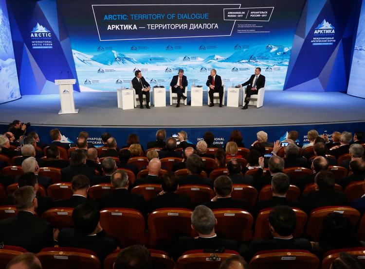 Fra venstre ordstyrer Geoff Cutmore, 
Finlands præsident Sauli Niinistö, Ruslands præsident Vladimir Putin og Islands præsident Gudni Johannesson til forum med titlen 'Arktis - dialogens territorium'.
 