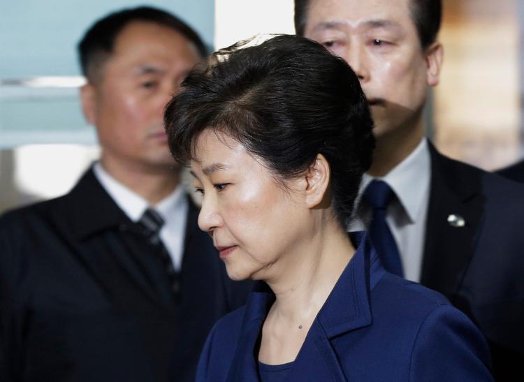 Den 65-årige Park Geun-hye er sammen med sin veninde Choi Soon-sil anklaget i en sag om afpresning af store virksomheder, som skulle støtte Parks politiske initiativer. 