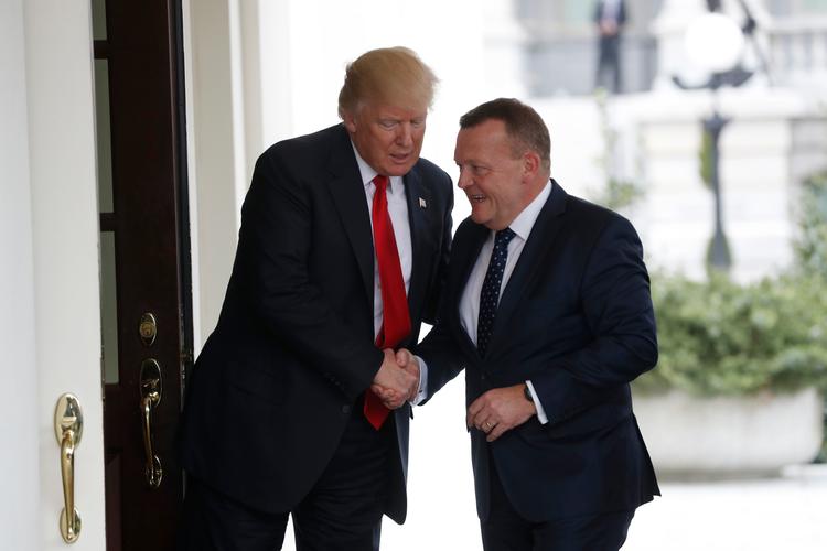 Alt var ved det gamle, da den amerikanske præsident tog imod den danske statsminister - selv Trump har ikke kunnet ryste Danmarks tro på sin egen rolle. 