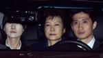 Den fhv. sydkoreanske præsident, Park Geun-hye (i midten), på vej til anklagemyndigheden torsdag aften for at afvente besked om, hvorvidt hun skulle anholdes. 