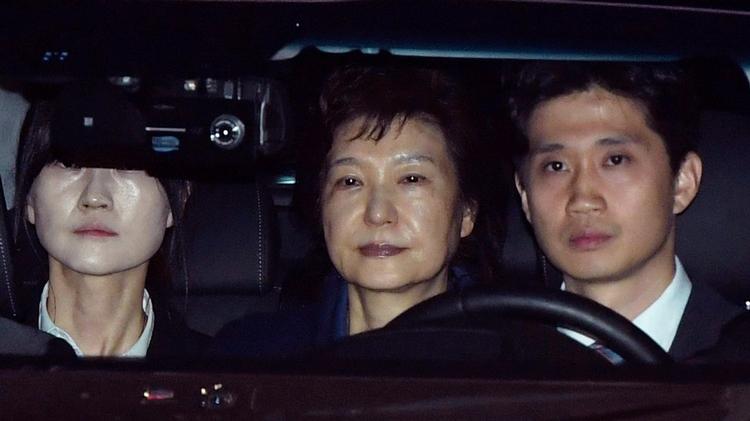 Den fhv. sydkoreanske præsident, Park Geun-hye (i midten), på vej til anklagemyndigheden torsdag aften for at afvente besked om, hvorvidt hun skulle anholdes. 