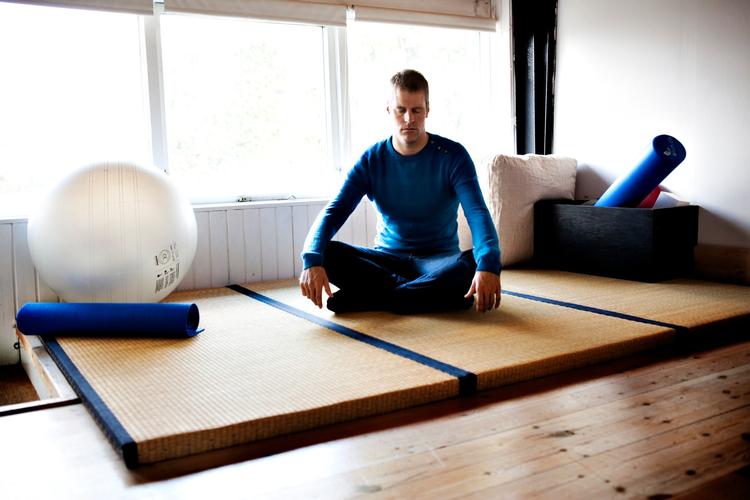 Torbjørn Sindballe, tidligere triatlet i verdensklasse, er en af mange sportsfolk, der bruger dybe åndedræt til afspænding og mental træning. Foto er fra et tidligere besøg hos jernmanden. Arkivfoto Mathias Christensen