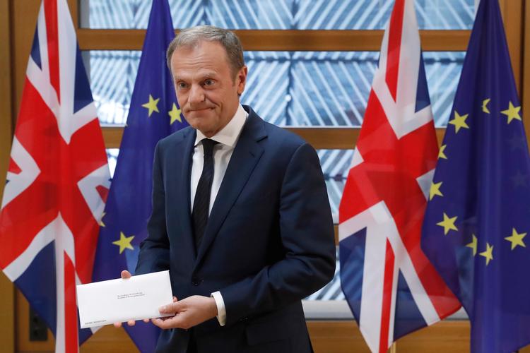 EU-præsident Donald Tusk er klar med et udkast til den forhandlingsstrategi, som de 27 EU-lande vil føre med briterne.  